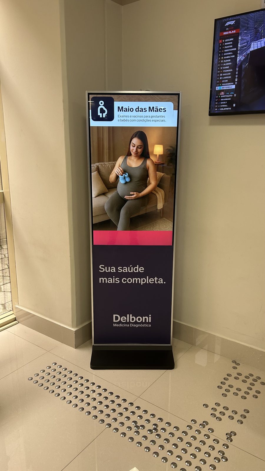 Campanha Maio das Mães Delboni com gestante em sofá