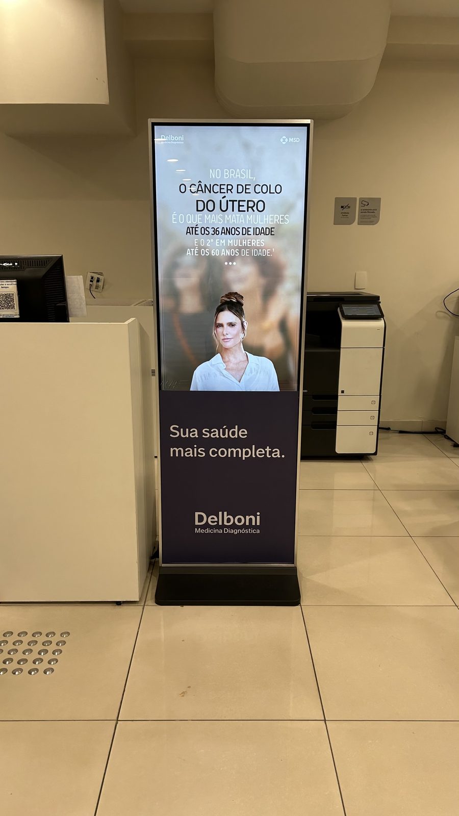 Campanha Outubro Rosa Delboni e MSD em totem LabDOOH