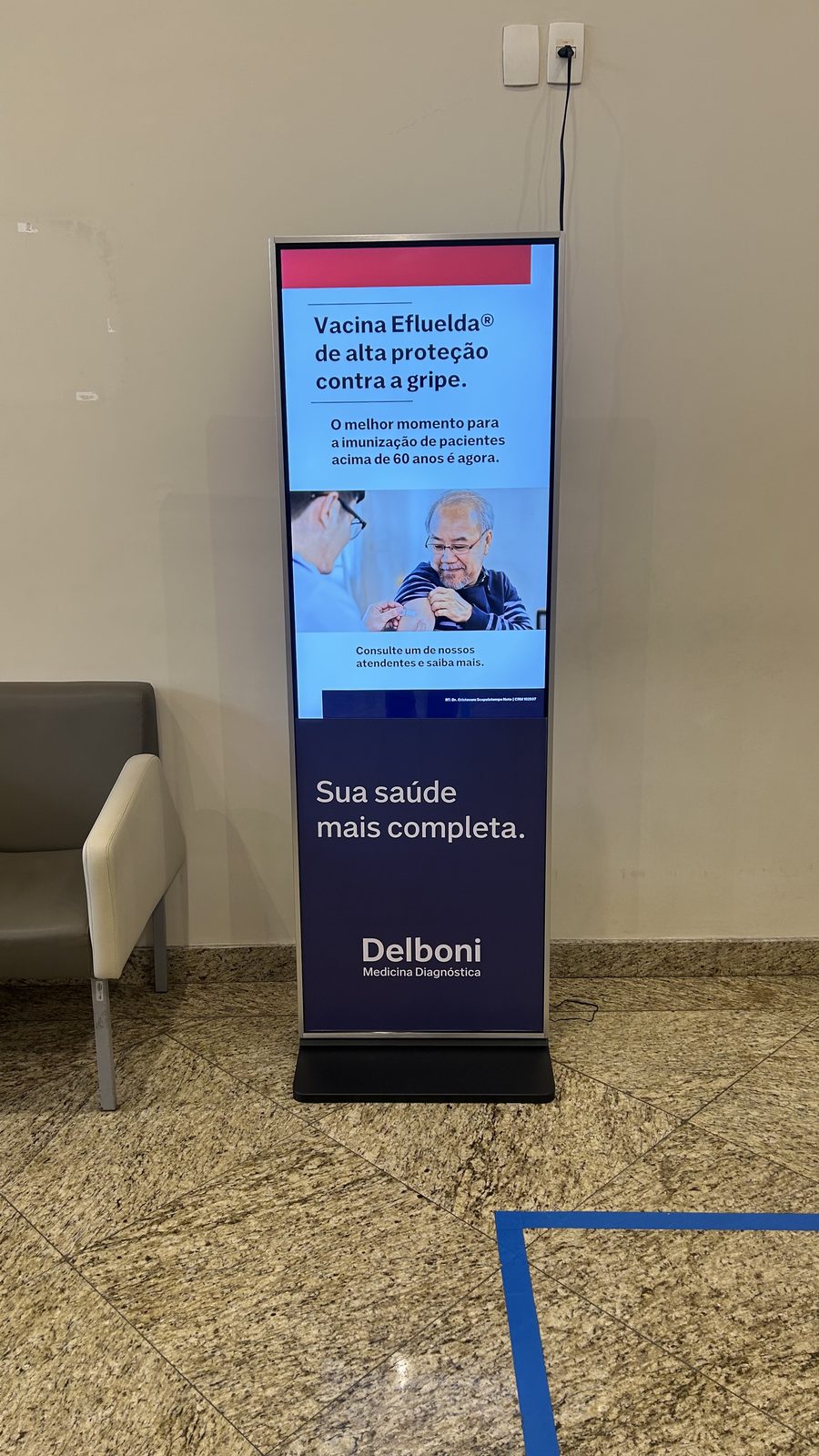 Campanha Vacina Efluelda em totem Delboni