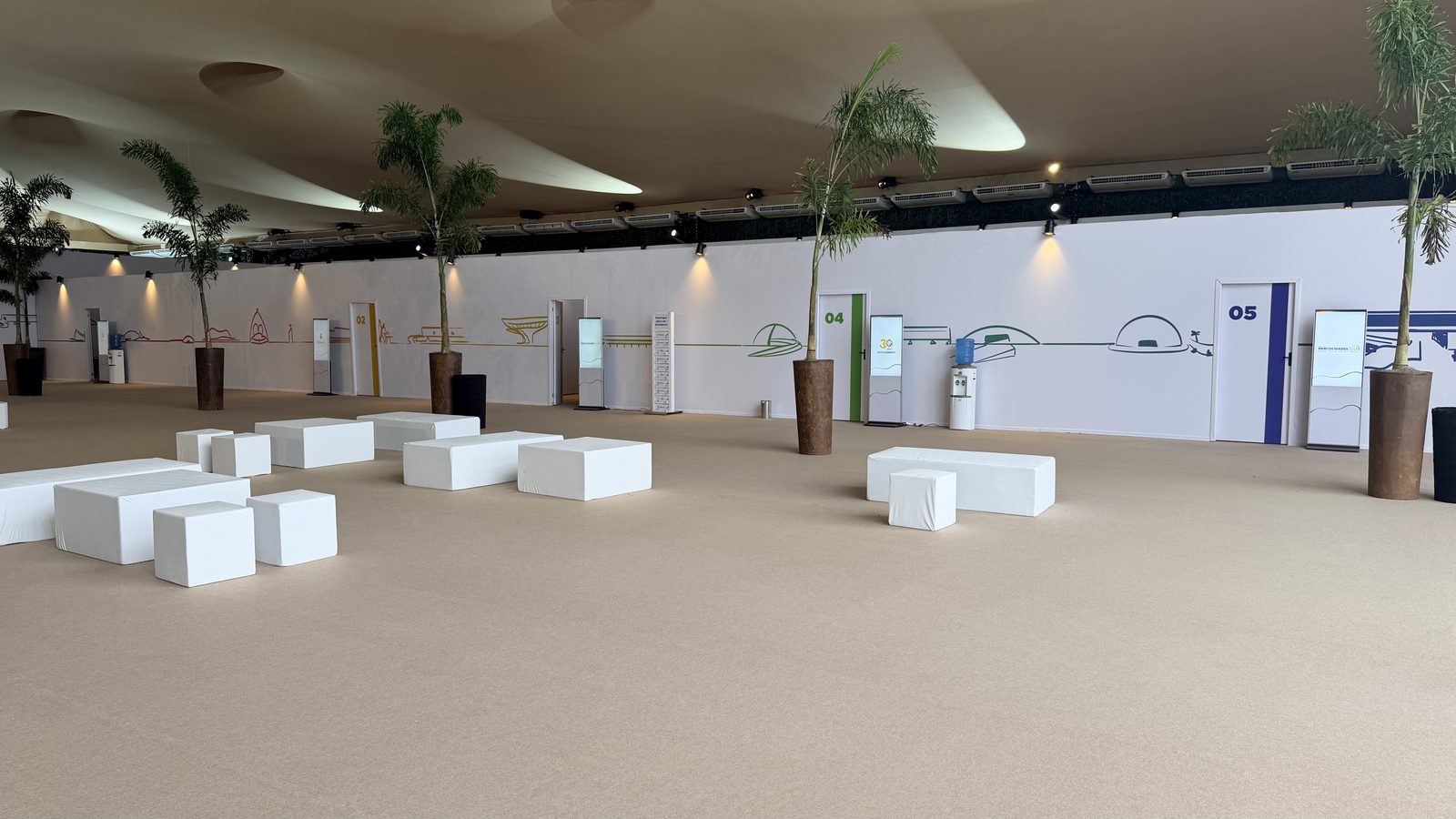 Sala de eventos com vários totens digitais