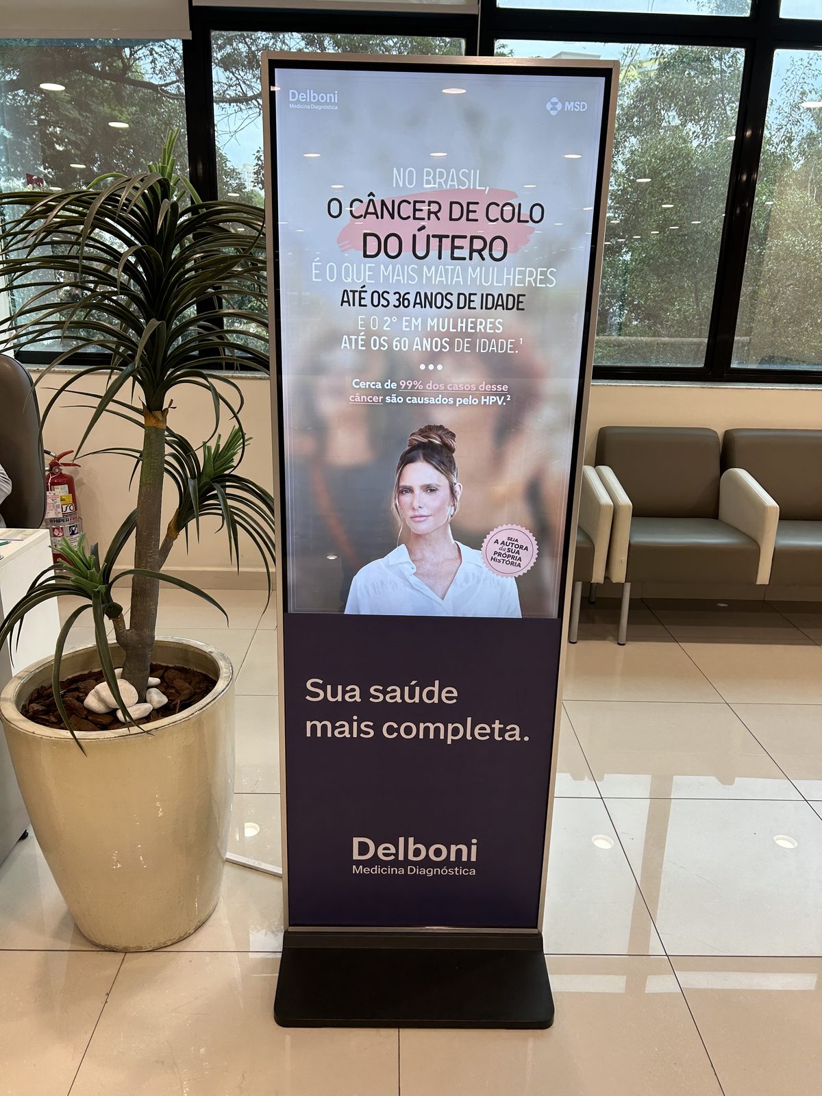 Totem em sala de espera com poltronas